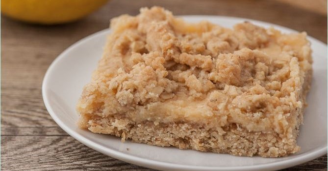 Zitronencreme-Kuchen mit Streuseln