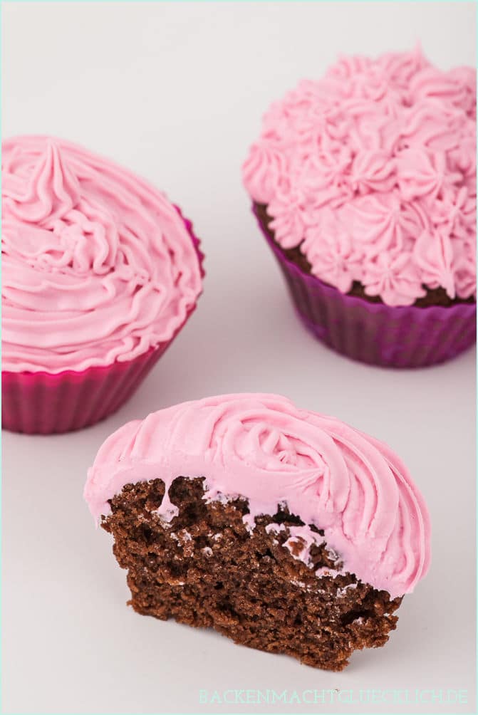 Schokoladen-Cupcakes mit Marmelade