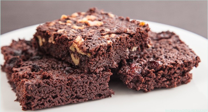 Superschokoladige Brownies mit Walnüssen und Cranberries