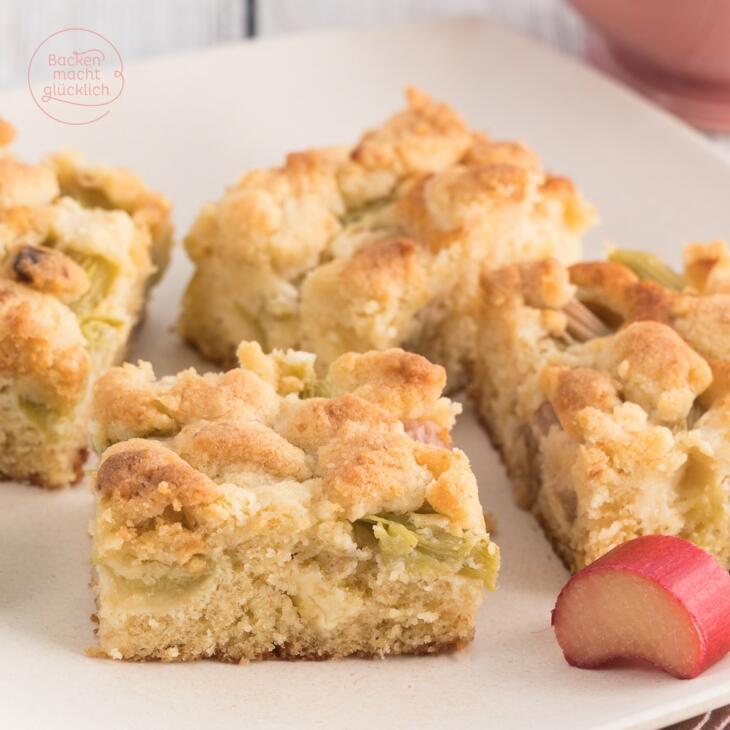 Rharbarberkuchen mit Streuseln und weißer Schokolade
