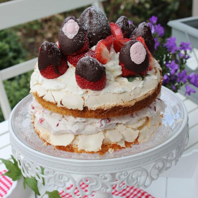 Erdbeer-Baiser-Torte fuer Fruehling und Sommer