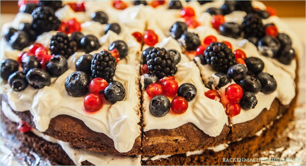 Sahnetorte-mit-Mascarpone-und-Beeren