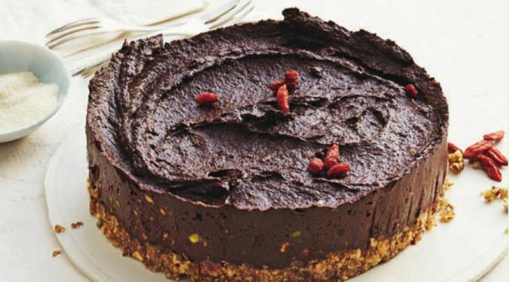 Sieht diese vegane Schokotorte nicht super aus? Ihr werdet nicht erraten, was drinsteckt - Avocado! (Foto aus "Vegan backen")