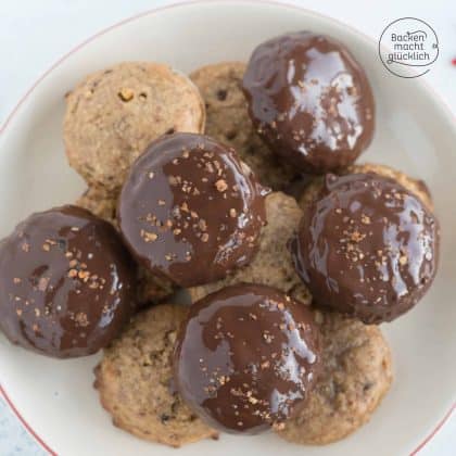 Mandel-Lebkuchen mit Schokoladenglasur auf weißem Teller