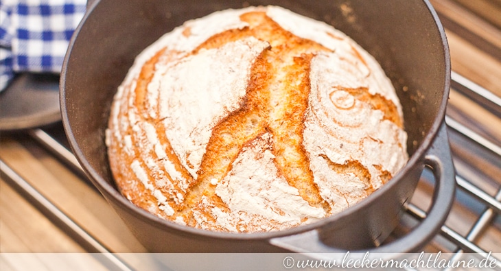 Selbstgebackenes Leinsamen-Brot aus dem Topf