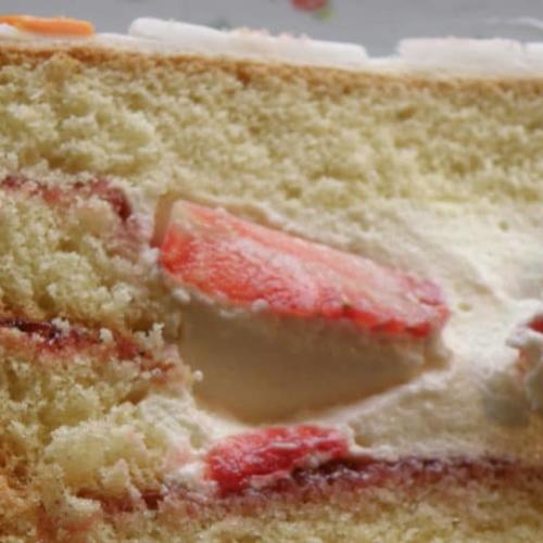 Erdbeertorte mit Biskuit und Buttercreme
