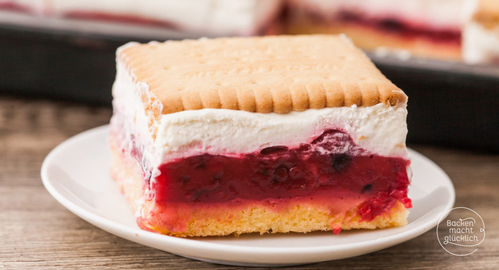 Dieser Butterkeks-Kuchen mit Pudding und Beeren ist wie gemacht für Gartenfeste und Co: fruchtig, cremig und erfrischend!