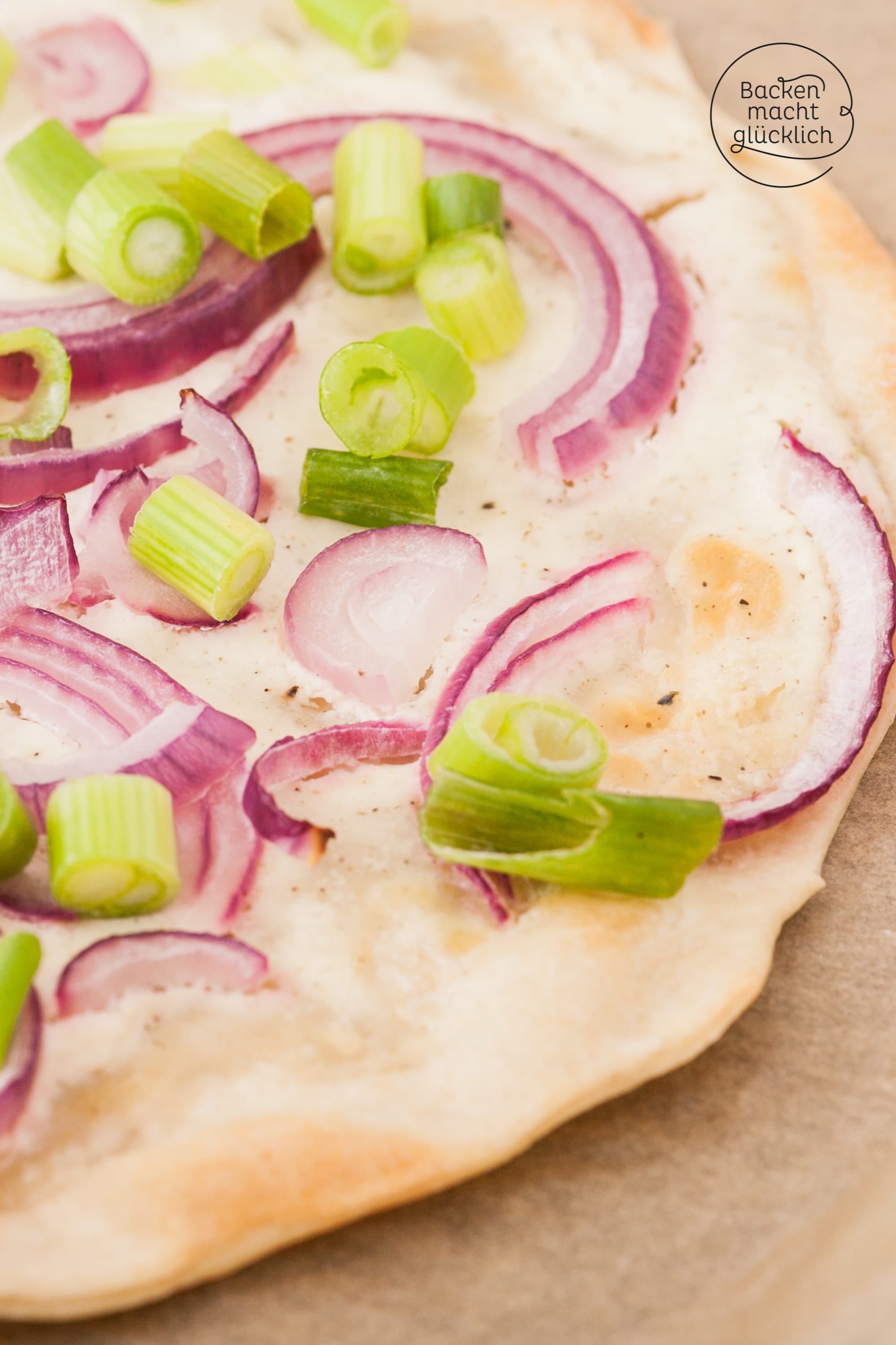 Einfaches Rezept für klassischen Elsässer Flammkuchen ohne Hefe. Der Flammkuchen schmeckt sowohl vegetarisch als auch mit Speck ganz toll.