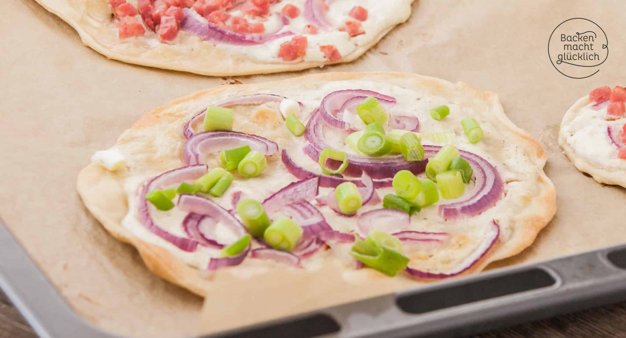 Einfaches Rezept für klassischen Elsässer Flammkuchen ohne Hefe. Der Flammkuchen schmeckt sowohl vegetarisch als auch mit Speck ganz toll.