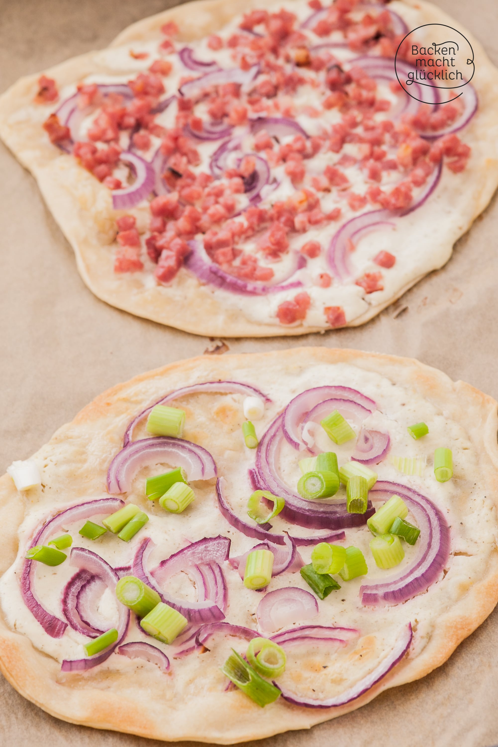 Einfaches Rezept für klassischen Elsässer Flammkuchen ohne Hefe. Der Flammkuchen schmeckt sowohl vegetarisch als auch mit Speck ganz toll.