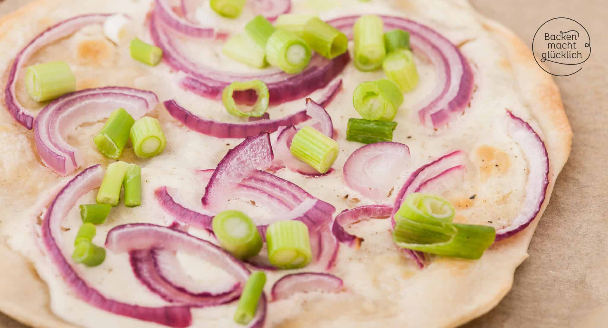 Einfaches Rezept für klassischen Elsässer Flammkuchen ohne Hefe. Der Flammkuchen schmeckt sowohl vegetarisch als auch mit Speck ganz toll.