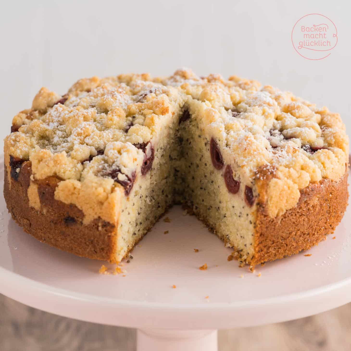 Streuselkuchen mit Mohn & Kirschen | Backen macht glücklich Streuselkuchen mit Mohn & Kirschen | Backen macht glücklich