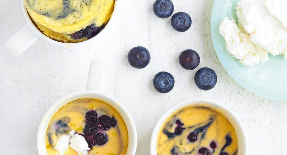 Nur 5 Minuten Zeit, aber akute Lust auf Kuchen? Dann kommt dieses vielfältige Grundrezept für Mug Cakes genau recht!