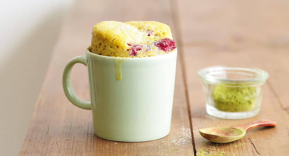 Nur 5 Minuten Zeit, aber akute Lust auf Kuchen? Dann kommt dieses vielfältige Grundrezept für Mug Cakes genau recht!