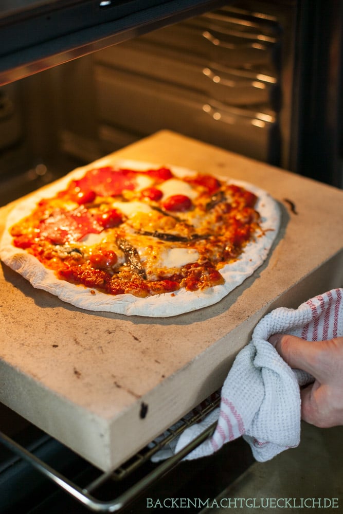 Pizzabacken mit Pizzastein