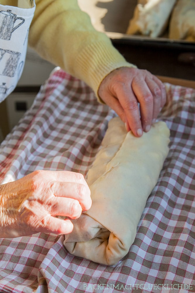 Apfelstrudel formen Schritt für Schritt