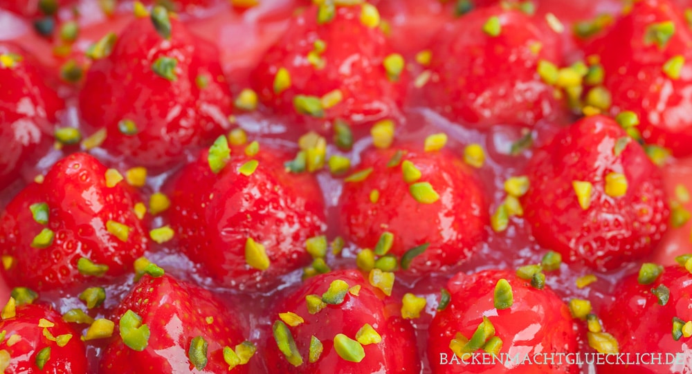 Der einfache Erdbeerkuchen vom Blech ist ein Klassiker, der immer gut ankommt: Auf einen saftigen Rührteigboden folgen eine Schicht Vanillepudding und ein Belag aus Erdbeeren und Guss. Der Erdbeer-Pudding-Kuchen schmeckt auch mit Biskuit lecker! #erdbeerkuchen #erdbeeren #erdbeerpuddingkuchen #sommer #backenmachtglücklich