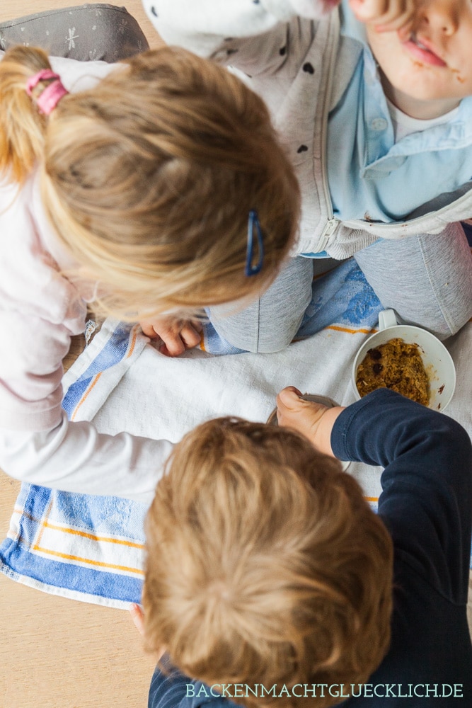 Kinder backen Tassenkuchen