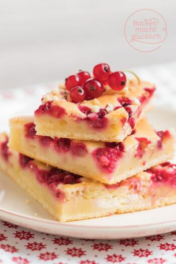 Dieser Johannisbeer-Kuchen ist die perfekte Kombination aus super saftigem Rührteig und säuerlichen Früchten. Der einfache Blechkuchen mit Johannisbeeren ist ein echtes Muss im Sommer.