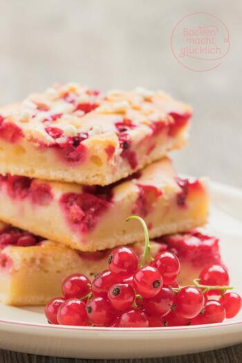 Dieser Johannisbeer-Kuchen ist die perfekte Kombination aus super saftigem Rührteig und säuerlichen Früchten. Der einfache Blechkuchen mit Johannisbeeren ist ein echtes Muss im Sommer.