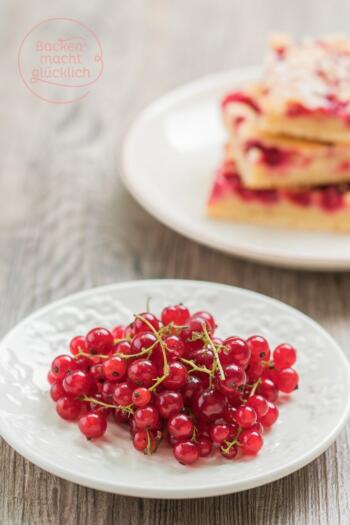 Dieser Johannisbeer-Kuchen ist die perfekte Kombination aus super saftigem Rührteig und säuerlichen Früchten. Der einfache Blechkuchen mit Johannisbeeren ist ein echtes Muss im Sommer.