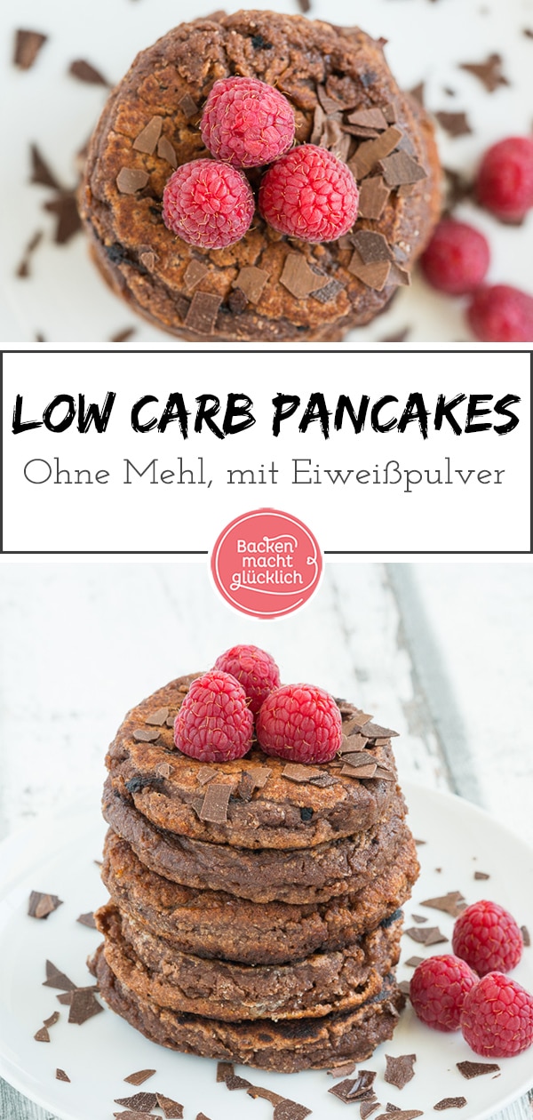 Diese schnellen kohlenhydratarmern Pancakes sind nicht nur low carb, das low carb Frühstück ist auch proteinreich und glutenfrei. Die Low Carb Pfannkuchen bleiben innen soft-schokoladig und außen leicht knusprig.