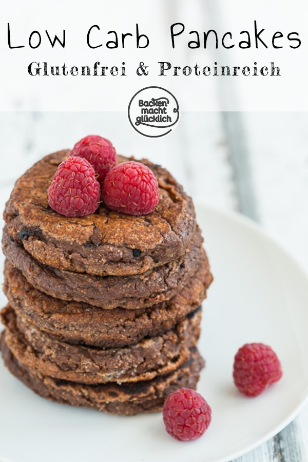 Diese schnellen kohlenhydratarmern Pancakes sind nicht nur low carb, das low carb Frühstück ist auch proteinreich und glutenfrei. Die Low Carb Pfannkuchen bleiben innen soft-schokoladig und außen leicht knusprig.