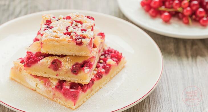 Dieser Johannisbeer-Kuchen ist die perfekte Kombination aus super saftigem Rührteig und säuerlichen Früchten. Der einfache Blechkuchen mit Johannisbeeren ist ein echtes Muss im Sommer.