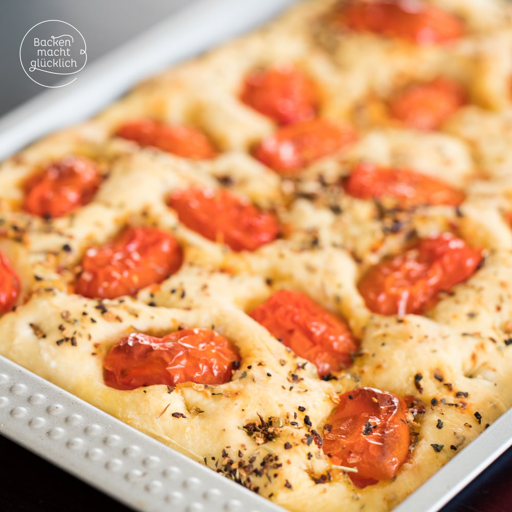 Einfache Focaccia mit Tomaten | Backen macht glücklich