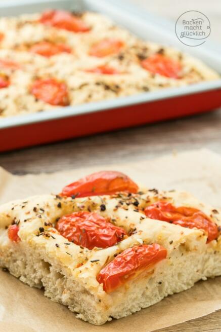 Einfache Focaccia mit Tomaten | Backen macht glücklich
