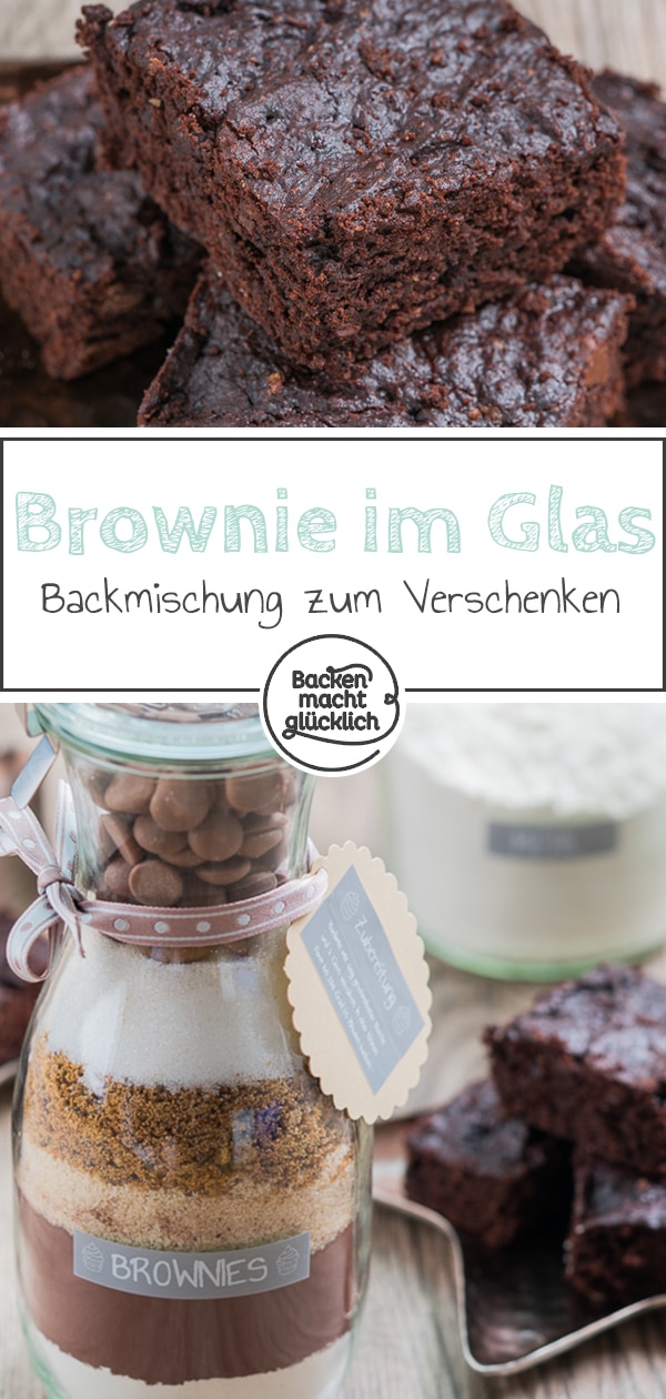 Dieser schokoladige Backmix ist ein schönes, schnell gemachtes Geschenk aus der Küche. Für die köstlichen Brownies aus dem Glas muss der Beschenkte nur noch 2 Eier und 60 g Butter zugeben.