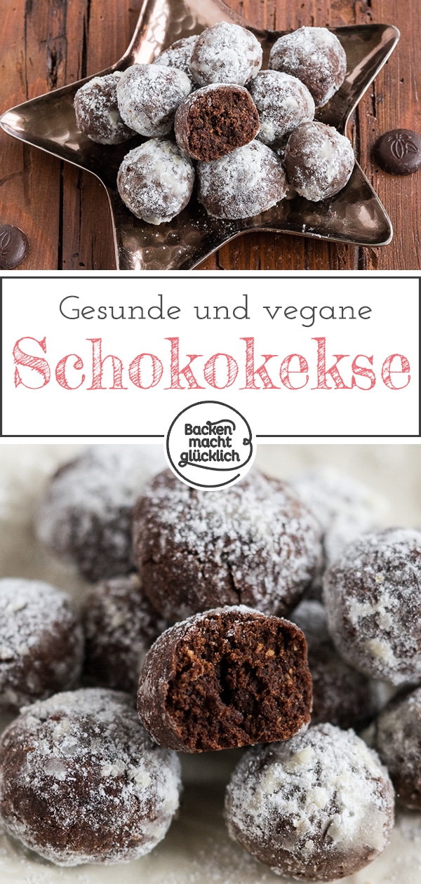 Auf diese veganen Schokokekse bin ich schon ein bisschen stolz. Bei den Schoko-Cookies handelt sich nämlich nicht einfach nur um leckere Schokoladenplätzchen ohne Butter, Eier, Milch und Co – sondern auch um gesunde vegane Cookies! Für diese veganen Kekse lasst ihr ganz sicher gerne mal das ein oder andere „normale“ Plätzchen liegen!