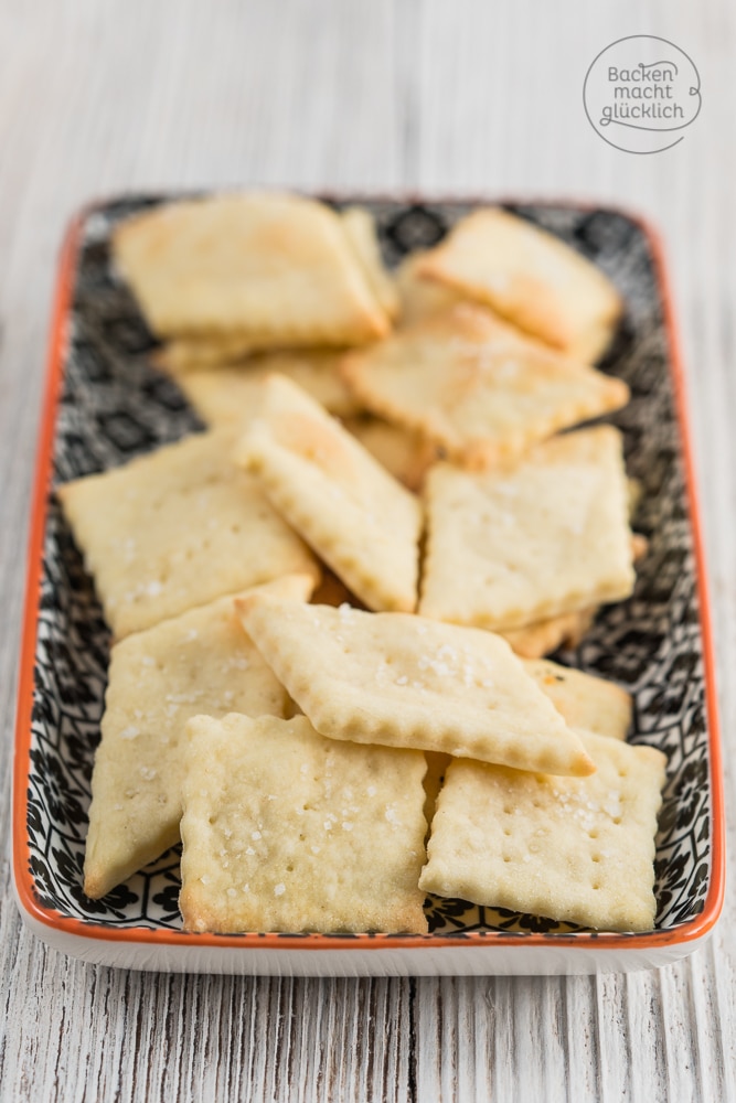 Mit diesem blitzschnellen Grundrezept zaubert ihr in nur 15 Minuten tolles Knabbergebäck. Die pikanten Cracker sind perfekt für Partys, Filmabende oder als kleiner Snack zwischendurch.