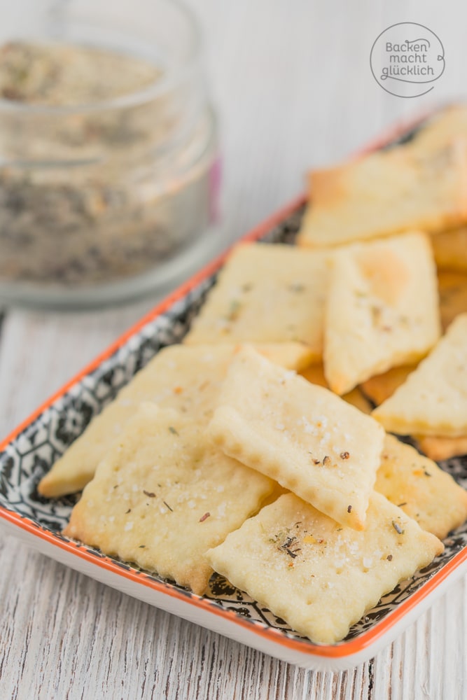 Mit diesem blitzschnellen Grundrezept zaubert ihr in nur 15 Minuten tolles Knabbergebäck. Die pikanten Cracker sind perfekt für Partys, Filmabende oder als kleiner Snack zwischendurch.