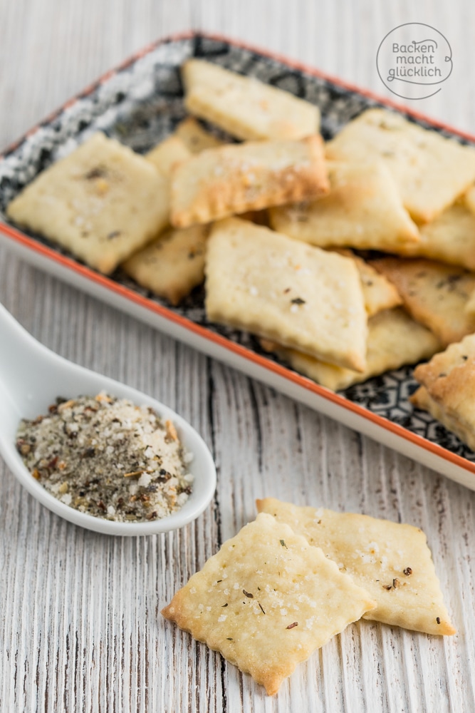 Mit diesem blitzschnellen Grundrezept zaubert ihr in nur 15 Minuten tolles Knabbergebäck. Die pikanten Cracker sind perfekt für Partys, Filmabende oder als kleiner Snack zwischendurch.