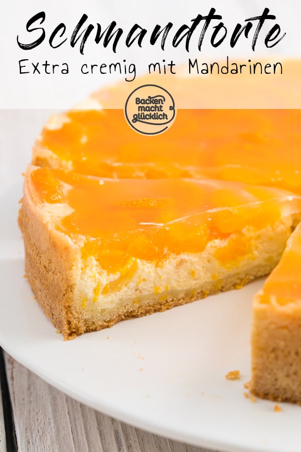 Omas Mandarinen-Schmand-Torte mit feinem Mürbeteig ist ein echter Klassiker für Kaffee und Kuchen. Der cremige Käsekuchen mit Mandarinen und Schmand kommt einfach überall gut an und ist super einfach! #käsekuchen #schmandkuchen #schmandtorte #mandarinen #mandarinenkuchen #backenmachtglücklich