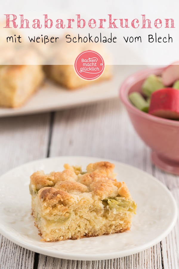 Einfaches Rezept für einen köstlichen Rhabarberkuchen vom Blech: Säuerlicher Rhabarber, mürbe Streusel, saftiger Rührteig und weiße Schokolade. Dieser einfache Blechkuchen ist ein absoluter Frühlingsgenuss! Der Rhabarberkuchen schmeckt auch mit Kirschen und Blaubeeren.