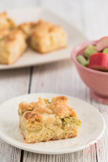 Rhabarberkuchen aus Rührteig mit Streuseln