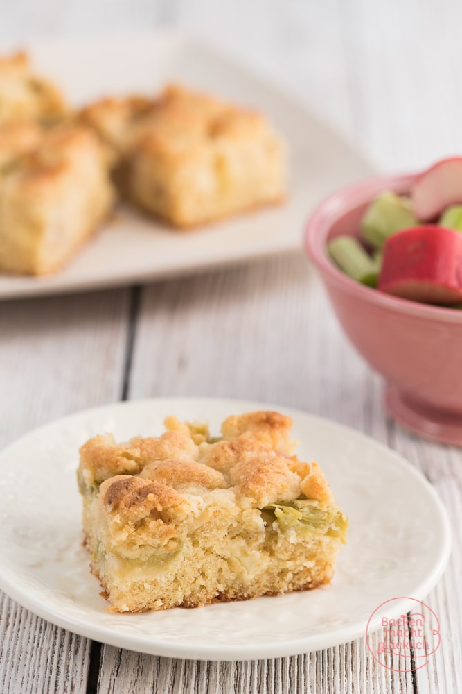 Rhabarberkuchen aus Rührteig mit Streuseln