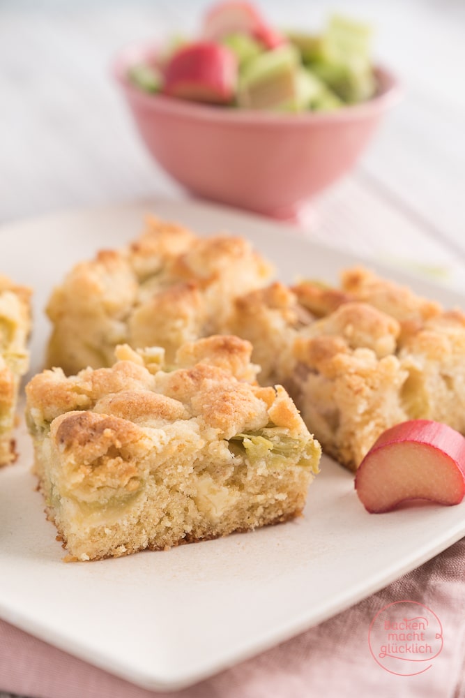 Versunkener Rhabarberkuchen mit Streuseln