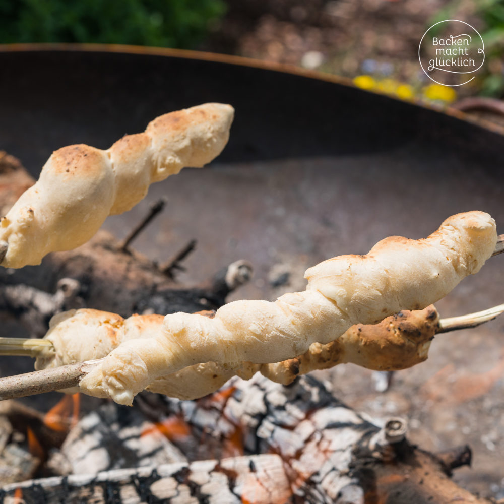 Einfaches Stockbrot-Rezept | Backen macht glücklich