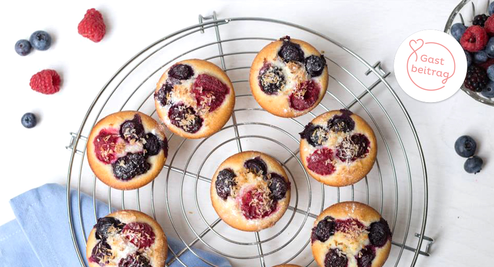 Friands mit Beeren und Kokos