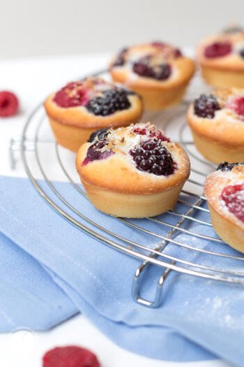 Kokos-Beeren-Friands