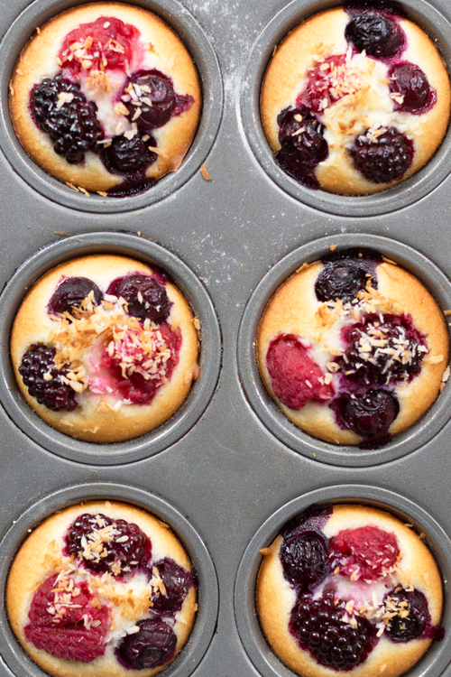 Kokos-Friands mit Beeren