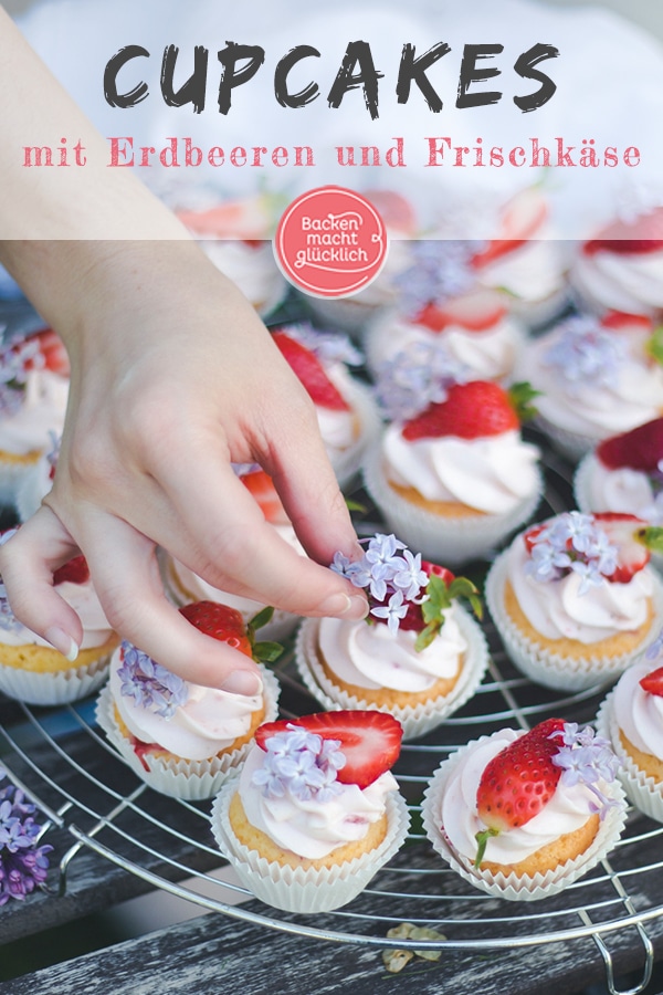 Großer Frühlingsgenuss im kleinen Format: Diese hübschen Erdbeercupcakes mit üppigem Frischkäse-Mascarpone-Topping schmecken köstlich. Die fruchtigen Cupcakes sind schnell zubereitet.