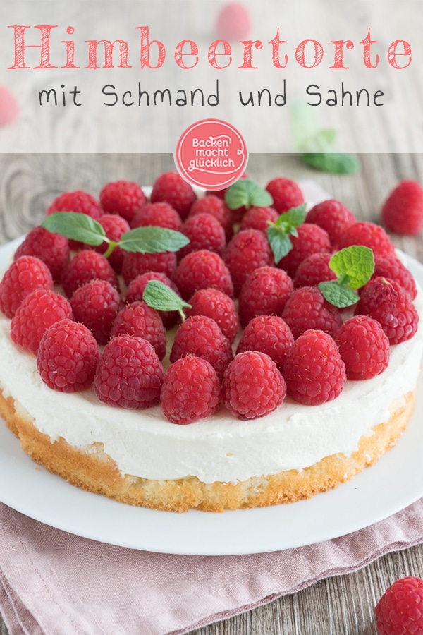 Diese Himbeertorte mit Schmand und Sahne ist wirklich supereinfach, cremig und ein richtig fruchtiger Sommer-Hit. Außerhalb der Saison schmeckt die Himbeer-Obsttorte auch mit TK-Beeren. #sommer #himbeeren #himbeertorte #backenmachtglücklich