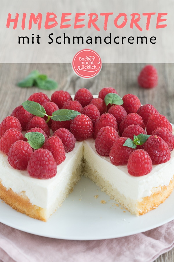 Diese Himbeertorte mit Schmand und Sahne ist wirklich supereinfach, cremig und ein richtig fruchtiger Sommer-Hit. Außerhalb der Saison schmeckt die Himbeer-Obsttorte auch mit TK-Beeren. #sommer #himbeeren #himbeertorte #backenmachtglücklich