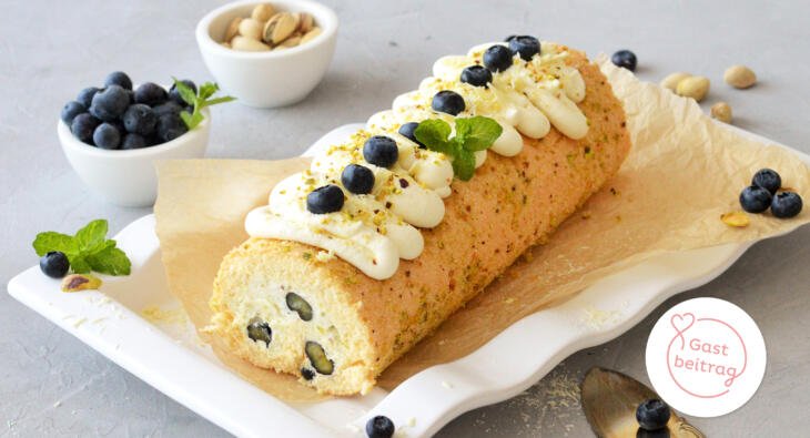 Biskuitrolle mit Heidelbeeren | Backen macht glücklich