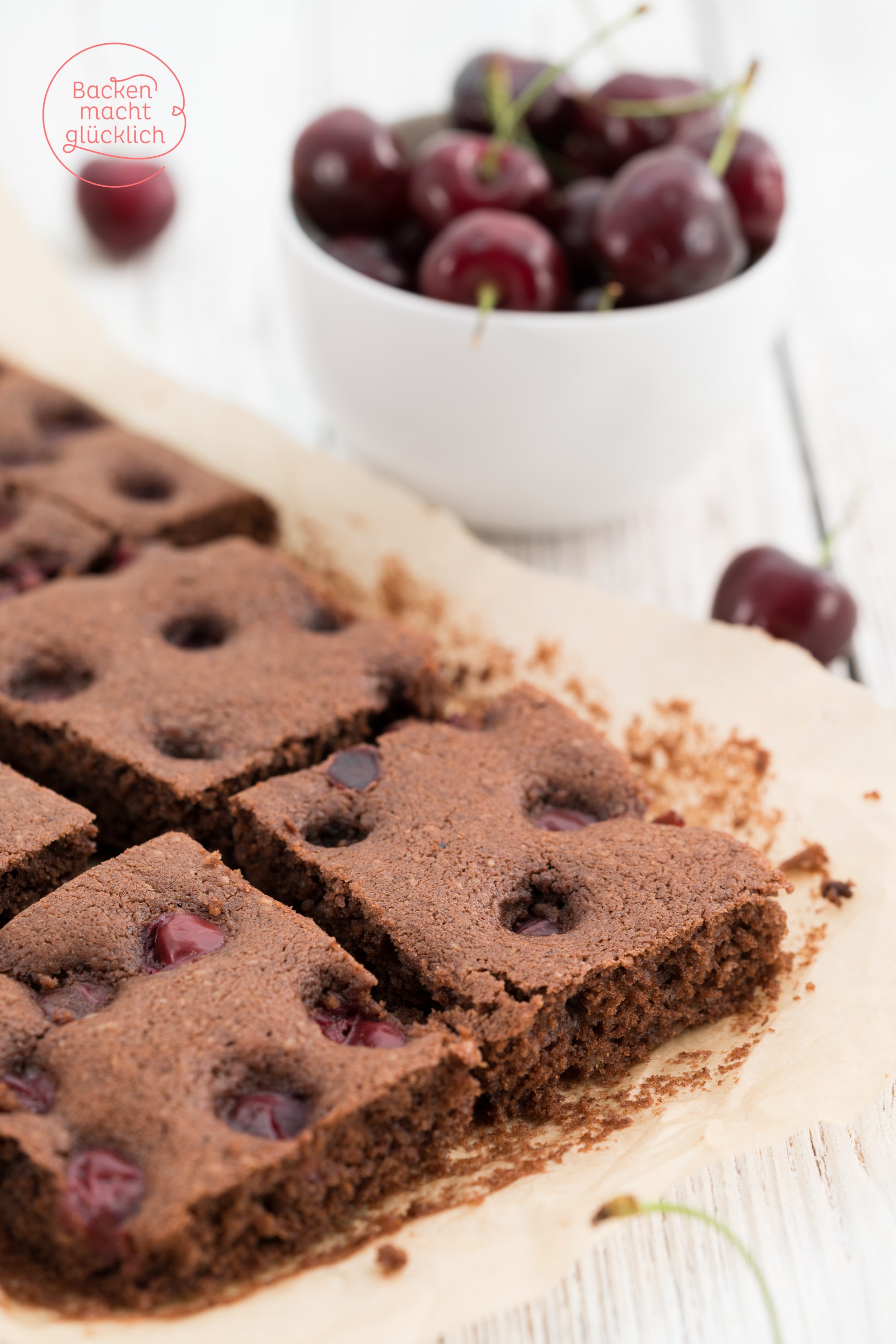 Schokoladenkuchen mit Kirschen vom Blech