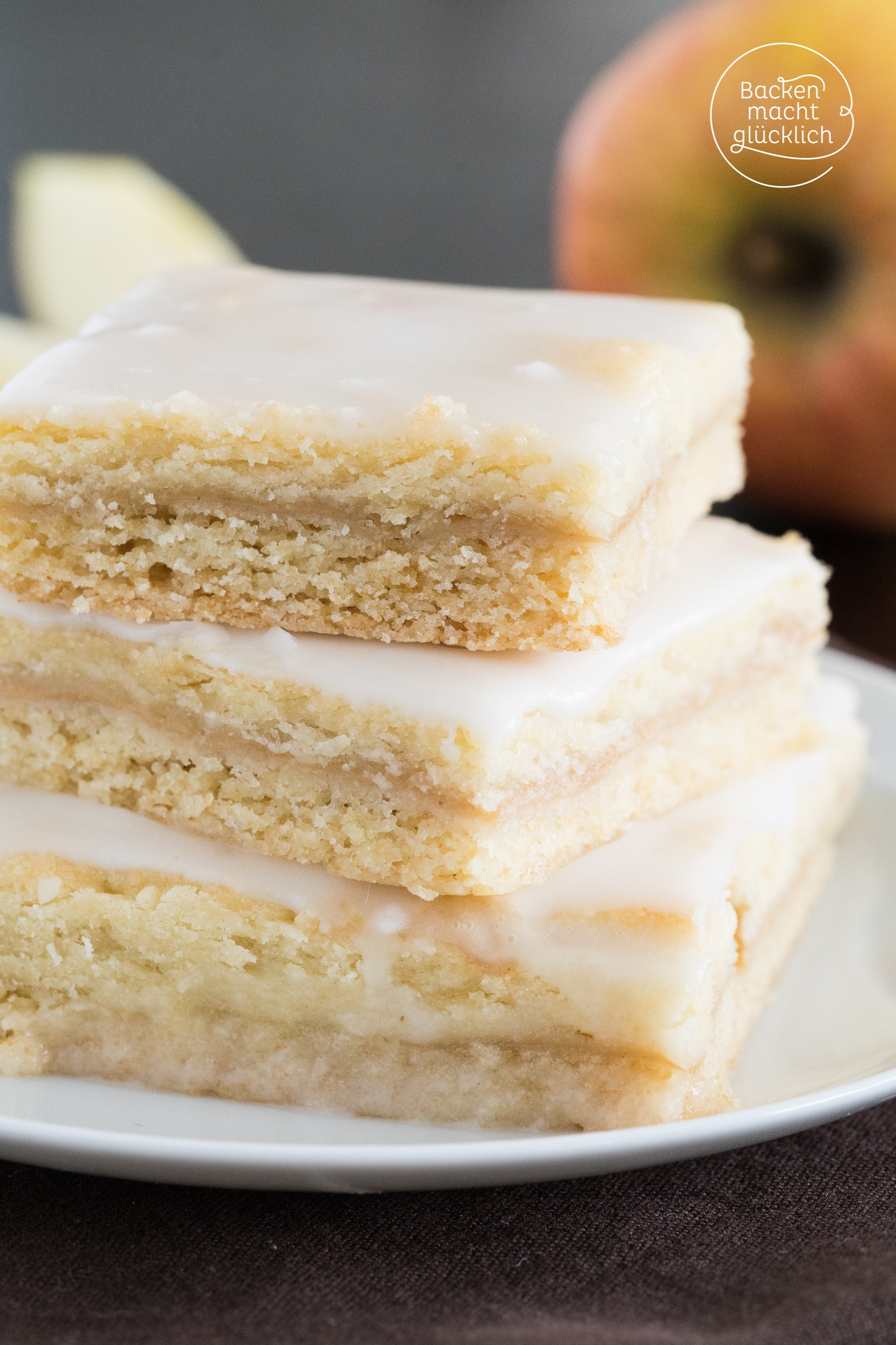 Gedeckter Apfelkuchen mit Apfelmus